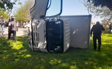 Cəlilabadda yük maşını aşıb