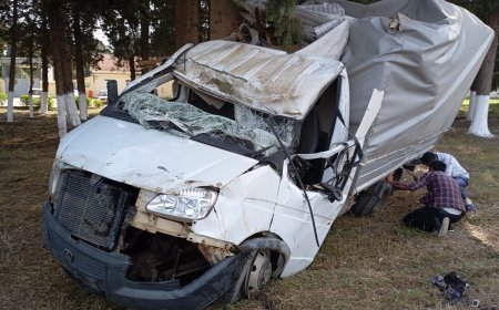 Cəlilabadda avtomobil elektrik dirəyinə çırpılıb, xəsarət alan var – FOTO