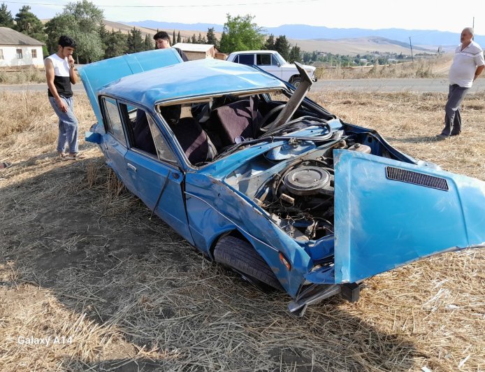 Cəlilabadda minik avtomobili aşıb, sürücü xəsarət alıb