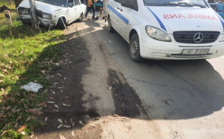 Cəlilabadda avtomobil dirəyə çırpılıb, xəsarət alanlar var