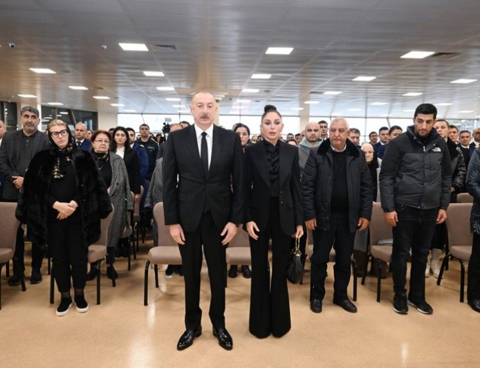 Prezident İlham Əliyev təyyarə qəzasında həlak olan ekipaj üzvlərinin vida mərasimində iştirak edib