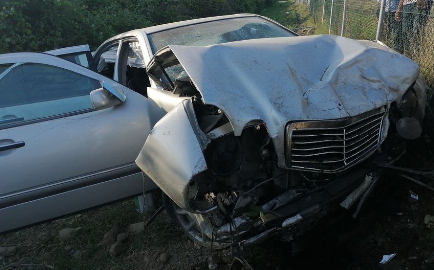 Bakıda “Mercedes” yol kənarındakı maneəyə çırpılıb, üç nəfər ölüb