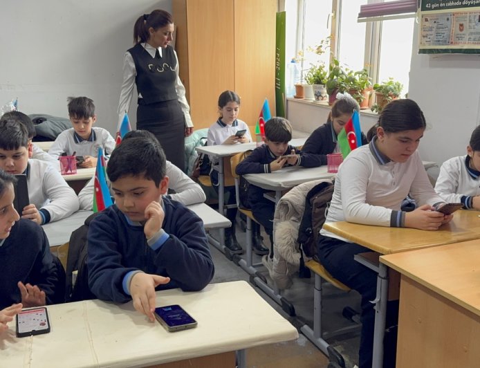 “İngilis dili üzrə bilik və bacarıqların tətbiq vasitəsilə inkişaf etdirilməsi” layihəsi çərçivəsində təlimlər başlayıb